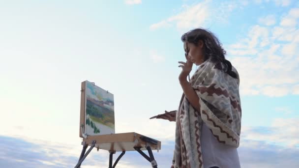 Młoda Kobieta Malarstwa Zewnątrz Stoi Nad Niebem Wietrzna Pogoda Ręczny — Wideo stockowe