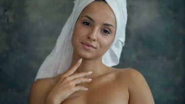 Banyo Genç Model ayakta portresi yakın. Kamera bakarak, bye hoşçakal işareti ve hava öpücük yapıyor.