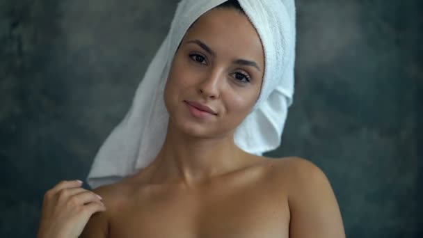 Jonge Vrouw Met Witte Handdoek Het Hoofd Zittend Vensterbank Het — Stockvideo