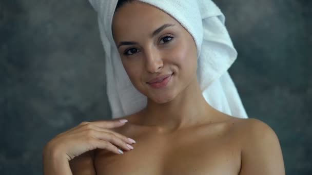 タオル頭を持つ笑顔の若い女性の肖像画 カメラを見て微笑む — ストック動画