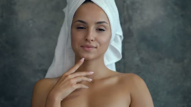 バスルームでエアキスをしている魅力的な若い女性のクローズアップ肖像画 — ストック動画