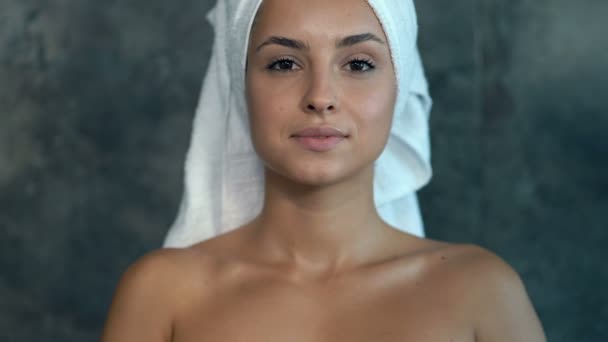Retrato Close Atraente Jovem Mulher Banheiro Sorrindo Olhando Para Câmera — Vídeo de Stock