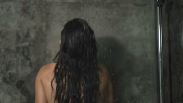 Νέα Γυναίκα Ντους Και Πλύσιμο Των Μαλλιών Στο Μπάνιο Θέα — Αρχείο Βίντεο