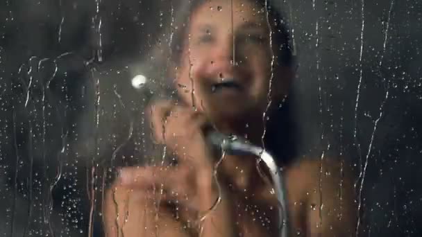 Femme Dans Salle Bain Amuser Verser Eau Sur Verre Focus — Video