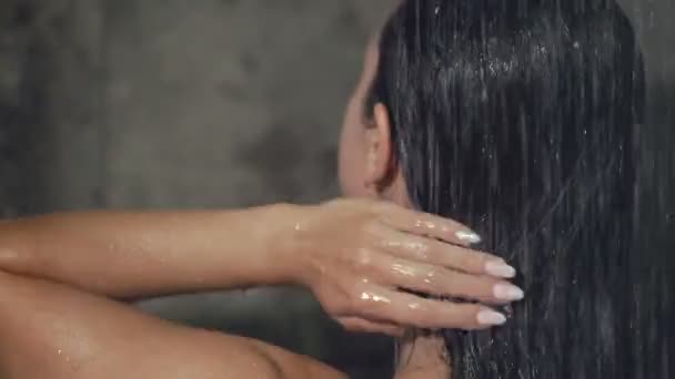 シャワーで髪を洗うブルネットの女性 閉鎖だ 後ろからの眺め — ストック動画