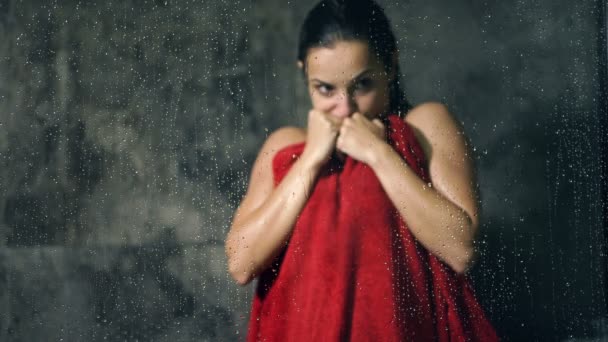 Тремтяча Заморожена Жінка Стоїть Ванній Кімнаті Немає Гарячої Води Душі — стокове відео