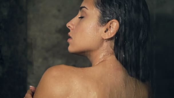 若いブルネットの女性がシャワーを浴びる 後ろから見る スローモーション — ストック動画