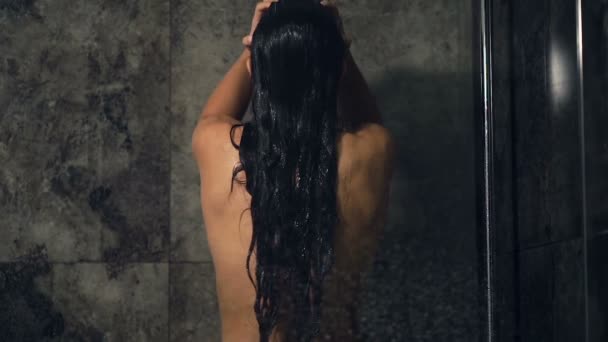 Γυναίκα Που Κάνει Ντους Στο Μπάνιο Θέα Από Πίσω Ψάξτο — Αρχείο Βίντεο