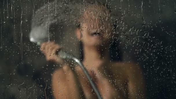 Улыбающаяся Молодая Женщина Веселится Наливает Воду Стакан Ванны Сосредоточьтесь Стекле — стоковое видео