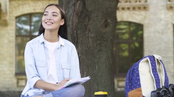 Gülümseyen Mutlu Öğrenci Kız Bankta Oturan Kenara Bakıp Kağıt Deftere — Stok video