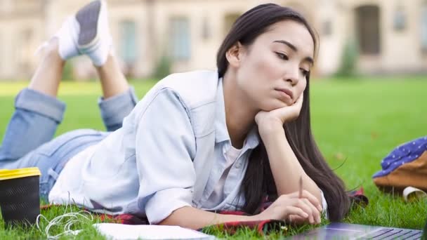 Una Joven Acostada Césped Del Parque Trabajar Con Cuaderno Sentirse — Vídeos de Stock