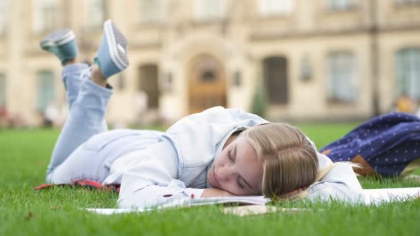 Unavená studentka ležela na trávě.