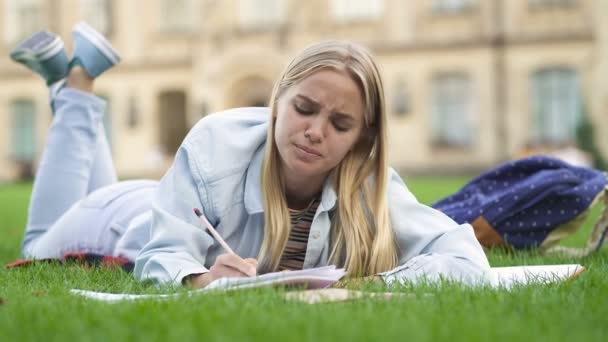 Étudiante Malheureuse Fatiguée Allongée Sur Pelouse Près Université — Video