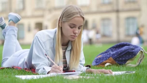 Studente Ragazza Che Scrive Nel Taccuino Carta Sente Stanco — Video Stock