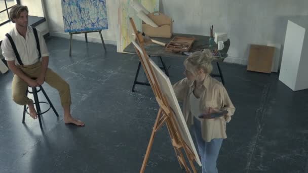 Konst Kvinna Målning Man Studion Uppifrån Och — Stockvideo