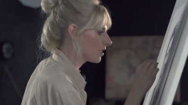 Sanat atölyesinde resim sanatı nın portresi.