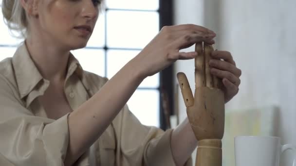 Retrato Artista Divertida Mujer Con Mano Madera — Vídeos de Stock