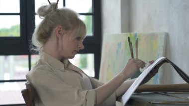 Skeç ile çalışan kadın tasarımcı (sanatçı kadın) el çekim.