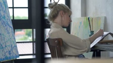 Kadın sanatçı çizim şiş. El çekimi.