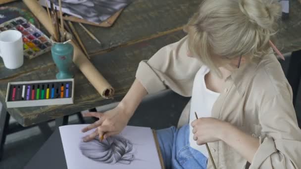 Vrouwelijke Ontwerper Werkplek Werken Met Scketches Potlood Tekening Top View — Stockvideo