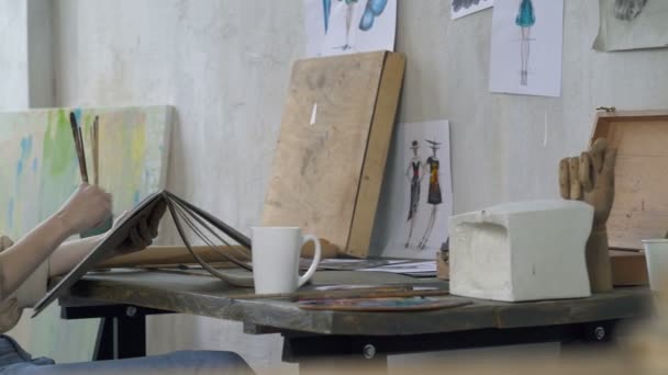 職場でのスケッチを描く女性デザイナー ハンドヘルドショット — ストック動画
