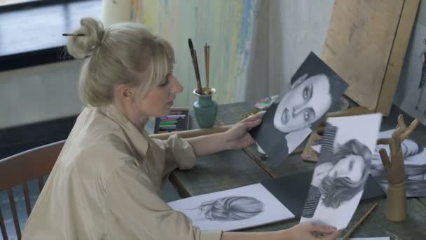 疲惫的艺术家妇女后 长期工作在她的工作场所 — 图库视频影像