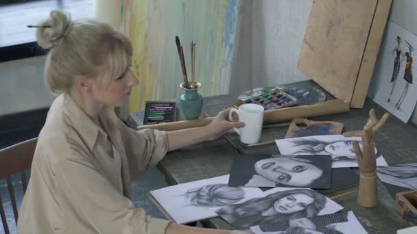 Projektant Pracujący Jej Szkicami Rysunkami Picie Kawy Pracowej Widok Góry — Wideo stockowe