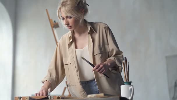 Mujer Artista Tomando Pinceles Herramientas Pintura Mesa Lento — Vídeo de stock