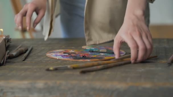 Imágenes Mano Artista Mujer Tomando Pincel Paleta Pintura Mesa Caminando — Vídeos de Stock