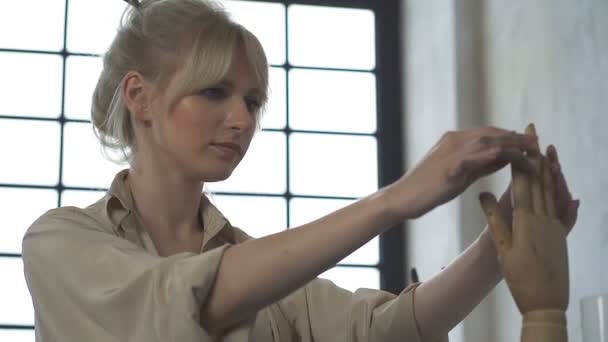 Vrouwelijke Kunstenaar Vrouw Ontwerper Werken Met Houten Hand Slowmotion — Stockvideo