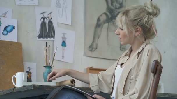 Artist Woman Workplace Drawing Pencil Sketch Sitting Chair Workplace — Stock Video