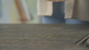 Boya paleti ve fırça alan kadın elleri görüntüleri kapatın. Tuvale ve resme doğru yürüyorum. Slowmotion.