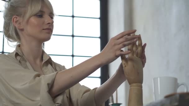 Kunstenaar Vrouw Ontwerper Werken Artstudio Plaats Met Houten Hand — Stockvideo