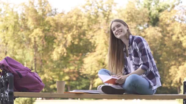 Gelukkige Lachende Vrouwelijke Student Zittend Bank Met Boeken Studeren Opzij — Stockvideo