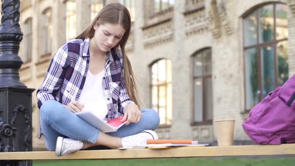 Menina Estudante Irritado Sentado Banco Perto Faculdade Escrevendo Caderno Papel — Vídeo de Stock