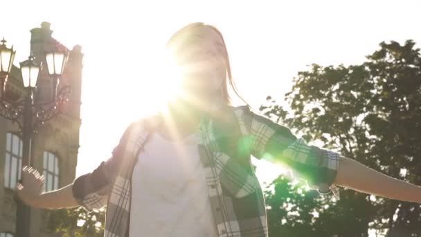 Портрет Счастливой Позитивной Молодой Женщины Улыбаясь Наслаждаясь Жизнью Красивые Солнечные — стоковое видео