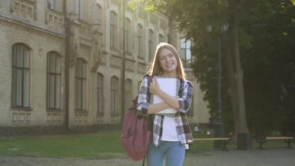 Estudiante Caminando Parque Cerca Universidad Ella Sonríe Feliz Positiva Lento — Vídeos de Stock