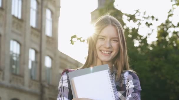 Close Retrato Menina Estudante Feliz Sorridente Segurando Livros Didáticos Olhando — Vídeo de Stock