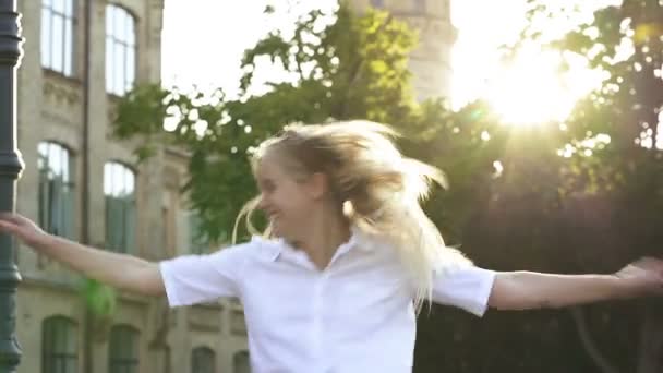 Giovane Donna Felice Gioire Ridere Saltare Fuori Nel Parco Rallentamento — Video Stock