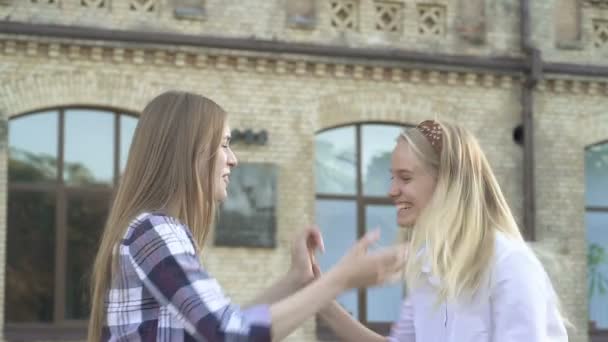 Twee Gelukkige Vriendinnen Zijn Blij Elkaar Ontmoeten Glimlachend Knuffelen Praten — Stockvideo