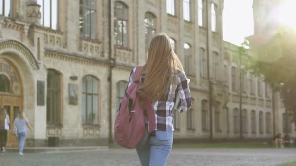 Studentka Chodí Univerzitní Budovy Šťastný Usměvavý Pohled Kameru Chůzi Kupředu — Stock video