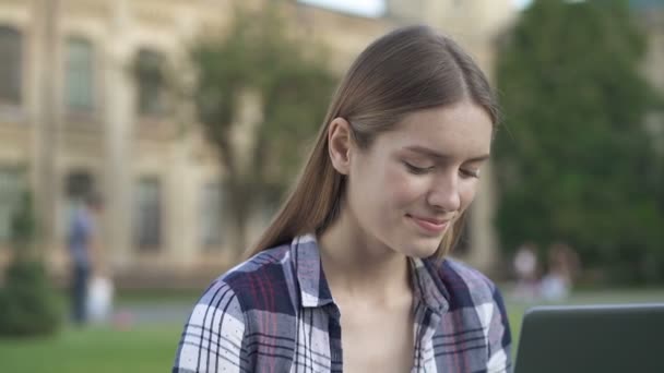 Retrato Mulher Atraente Trabalhando Com Notebook Computador Livre Tiro Mão — Vídeo de Stock