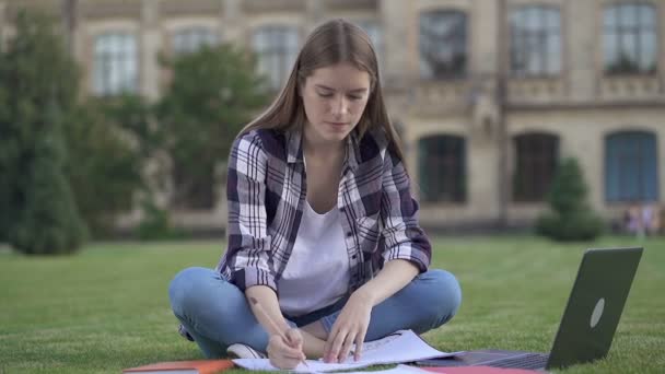 Gestrest Ongelukkig Jonge Vrouw Zittend Het Gras Werken Met Laptop — Stockvideo