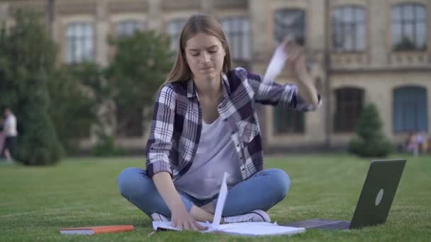 Jonge Vrouw Zittend Het Gras Met Laptop Notebook Papers Boos — Stockvideo