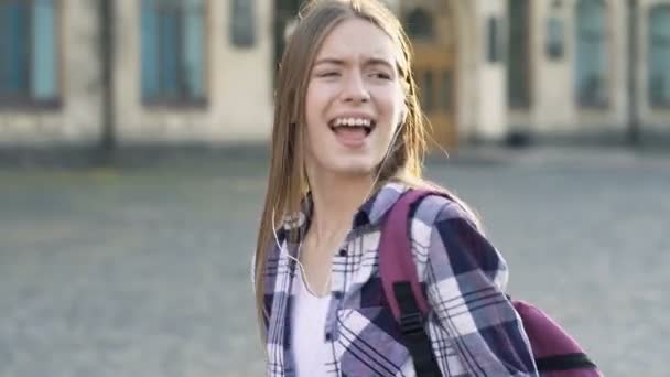 Mujer Joven Feliz Sonriente Bonita Escuchando Música Los Auriculares Sosteniendo — Vídeos de Stock