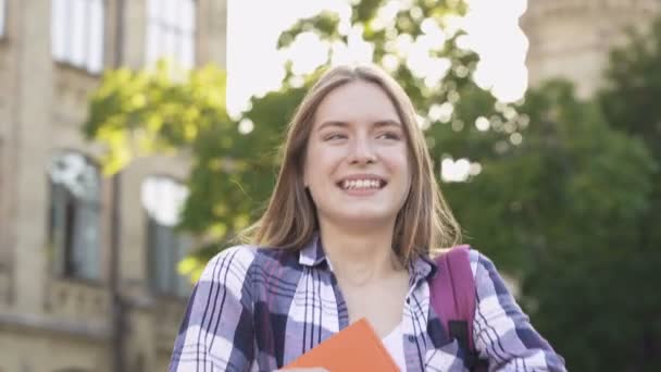 Açık Havada Sevinen Çekici Genç Kadının Yakın Portresi Olumlu Mutlu — Stok video