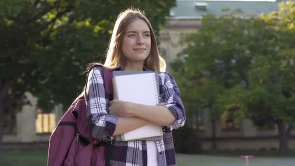 Šťastná Usměvavá Radostná Mladá Žena Stojící Nedaleko Budovy Školy Relaxace — Stock video