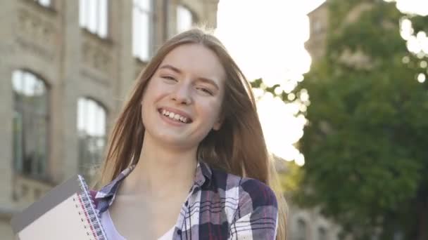 Portret Van Jonge Mooie Vrouw Buiten Staand Met Schoolboeken Glimlachend — Stockvideo