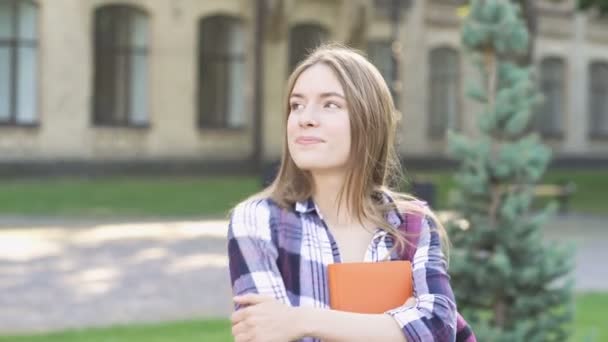 Νεαρή Ελκυστική Γυναίκα Στέκεται Κοντά Στο Πανεπιστήμιο Κρατάω Βιβλία Και — Αρχείο Βίντεο