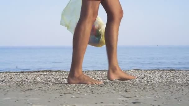 쓰레기가 봉지를 해안을 플라스틱 자원봉사자 슬로우 안정화된 비디오 — 비디오
